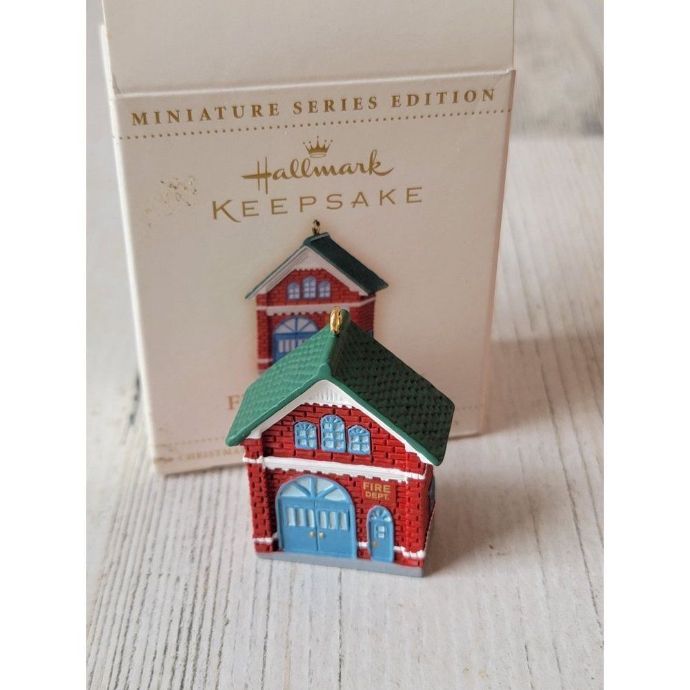 Hallmark Firehouse no. 2006 fire brigade mini ornament Xmas
